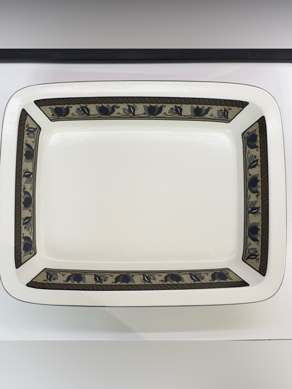 Mikasa Intaglio Arabella Casserole 13.25” x 10.5” x 2.25” - Oven to Table